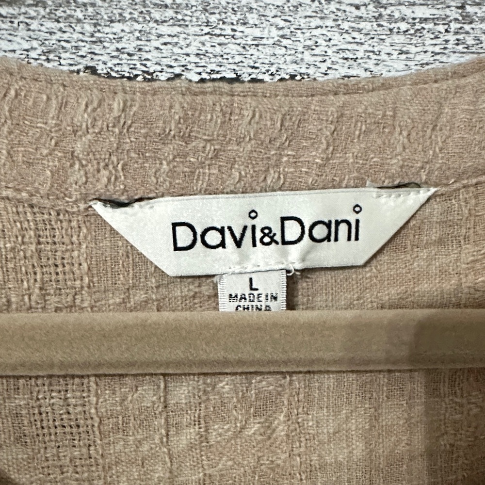 DAVI & DANI Brown Button-Up Blouse - Picture 2 of 2